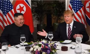 Bên lề Hội nghị Mỹ-Triều tại Hà Nội: Ông Trump mời ông Kim Jong-un về bằng Không lực 1