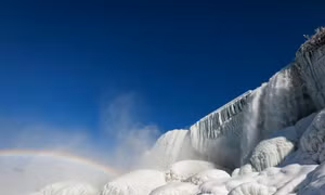 Hình ảnh thác Niagara đóng băng bảy sắc cầu vồng đẹp ‘đốn tim’