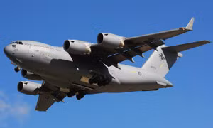Thót tim cảnh ‘ngựa thồ C-17A’ bay sát mặt đất xuyên qua cao ốc 