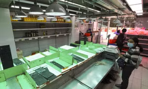 Dân Hong Kong đổ xô mua hàng tích trữ, nhà cung cấp nói không nên lo sợ