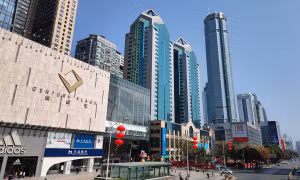 Đám đông hốt hoảng tháo chạy khi tòa nhà chọc trời ở Thâm Quyến rung lắc