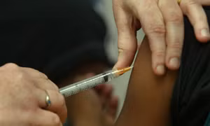 Người đàn ông tiêm 10 mũi vaccine COVID-19 chỉ trong 1 ngày