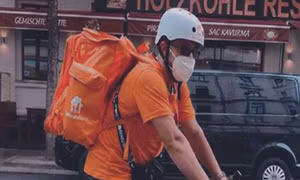 Cựu Bộ trưởng Afghanistan gây sốt khi làm nhân viên giao đồ ăn tại Đức