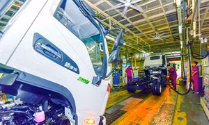 Hoạt động sản xuất tại Trung Quốc suy thoái lần đầu tiên sau 18 tháng