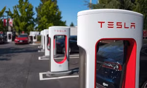 Tesla khai trương hệ thống trạm sạc pin dùng được cho các loại xe điện khác