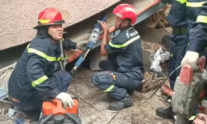 TP Hồ Chí Minh: Đã giải cứu được toàn bộ 7 người bị mắc kẹt trong căn nhà 4 tầng bị sập