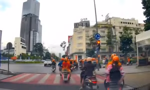 Xử phạt 10 người mặc áo cam chạy Vespa vượt đèn đỏ ở trung tâm TP Hồ Chí Minh