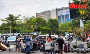 Hành khách đội nắng đón xe công nghệ ở sân bay Tân Sơn Nhất