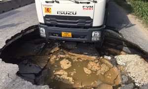 TP Hồ Chí Minh: Xe tải sụp hố ‘tử thần’ rộng hơn 3m gần cầu Phú Mỹ
