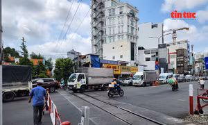 Xử phạt hai tài xế vượt đường ngang khi tín hiệu cảnh báo đường sắt đang hoạt động