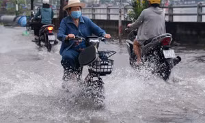 TP Hồ Chí Minh: Nhiều tuyến đường ngập do mưa lớn kết hợp triều cường