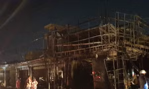 Hai cửa hàng thời trang cháy rụi trong đêm