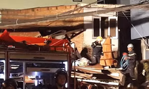 Xe ben mất lái đâm sập nhà dân, 3 người bị thương 