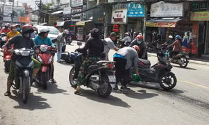 Hàng loạt xe máy bị trượt ngã do dầu nhớt đổ trên đường 