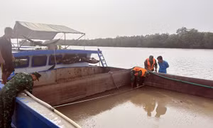 TP Hồ Chí Minh: Tạm giữ tàu chở 200m3 cát không rõ nguồn gốc trên biển