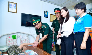 Hội Phụ nữ Bộ Tư lệnh TP Hồ Chí Minh mang nghĩa tình đến Côn Đảo