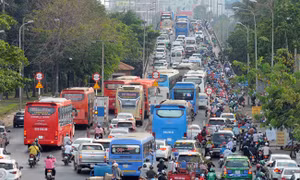 Hàng ngàn người kéo nhau về quê ăn Tết, 'tứ phía' bến xe Miền Đông 'thất thủ'