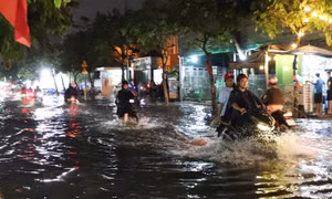 TP Hồ Chí Minh: Nhiều tuyến đường ngập như sông sau cơn mưa lớn