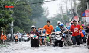 Mưa lớn, hàng trăm xe máy phải dắt bộ qua điểm ngập