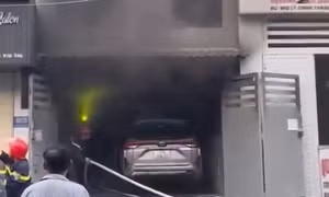 TP Hồ Chí Minh: Cháy nhà cao tầng, 6 người được giải cứu an toàn