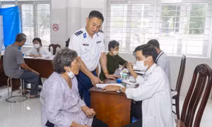 Cảnh sát biển đồng hành với ngư dân tỉnh Tiền Giang