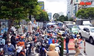 TP Hồ Chí Minh: Người dân vẫn đổ ra đường gây ùn tắc tại các chốt kiểm soát