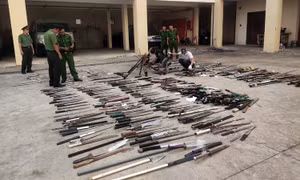 TP Hồ Chí Minh: Tiêu hủy hàng trăm công cụ hỗ trợ, vũ khí thô sơ thu hồi trong nhân dân