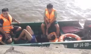 TP Hồ Chí Minh: Kịp thời cứu nam thanh niên nhảy cầu Phú Mỹ