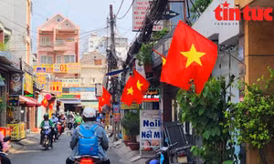 TP Hồ Chí Minh rực rỡ cờ đỏ sao vàng chào mừng 48 năm ngày Giải phóng miền Nam