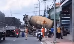 Xe bồn mất lái đâm sập tiệm làm tóc, chủ tiệm may mắn thoát nạn 