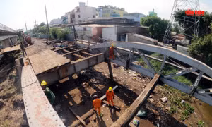 Tháo dỡ cầu sắt Bình Lợi 118 tuổi vượt sông Sài Gòn