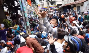 Hàng trăm thanh niên xô đẩy giật tiền cúng cô hồn