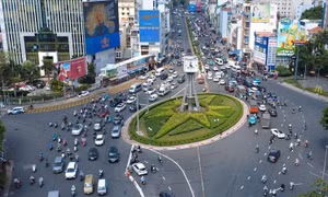 Người dân lúng túng ngày đầu phân luồng mới ở vòng xoay Điện Biên Phủ