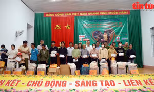 Tặng quà cho học sinh và hộ nghèo tại Đắk Nông