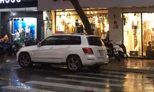 Hỗn chiến trước cửa hàng thời trang, hai người bị thương nặng