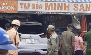 TP Hồ Chí Minh: Ô tô 7 chỗ mất lái lao vào tiệm tạp hoá