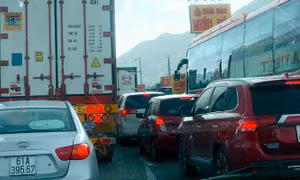 Người dân ùn ùn quay lại TP Hồ Chí Minh sau Tết, giao thông ùn tắc cục bộ