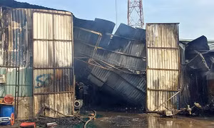 Kho tập kết hàng chuyển ra Bắc cháy lớn, thiêu rụi hai xe máy và hư hỏng một xe tải