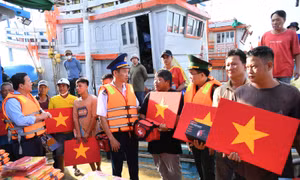 Cảnh sát biển đồng hành với ngư dân tại TP Hồ Chí Minh