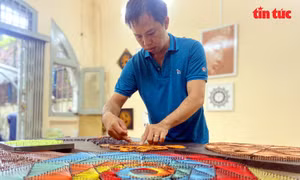 Chàng trai bán gạo ở TP Hồ Chí Minh đam mê làm tranh chỉ độc, lạ