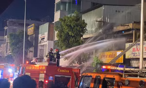TP Hồ Chí Minh: Cháy cửa hàng đồ gỗ giữa đêm khuya