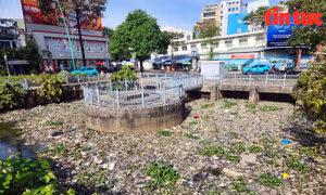 TP Hồ Chí Minh: Hàng loạt kênh, rạch ngập rác thải, bốc mùi hôi thối