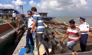 Bắt giữ 2 tàu khai thác, vận chuyển cát trái phép cùng đối tượng tàng trữ ma túy