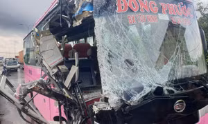 Xe khách nát bươm đầu vì đâm vào đuôi xe container