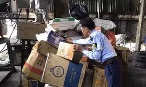 TP Hồ Chí Minh: Tiêu hủy hơn 20.000 bao thuốc lá nhập lậu