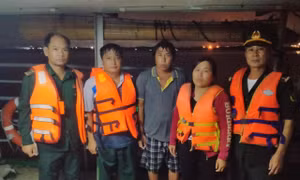 TP Hồ Chí Minh: Chìm sà lan trên sông, 2 người được cứu sống