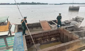 TP Hồ Chí Minh: Phát hiện và bắt giữ ghe tải khai thác cát trái phép