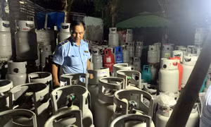 TP Hồ Chí Minh: Thu giữ hơn 300 bình khí gas LPG đã qua sử dụng không đảm bảo an toàn