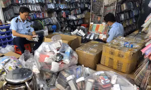 TP Hồ Chí Minh: Phát hiện hơn 27.000 sản phẩm linh kiện, phụ kiện điện thoại không rõ nguồn gốc