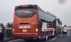 Ùn tắc kéo dài trên cao tốc TP Hồ Chí Minh - Trung Lương vì hai xe khách đâm nhau